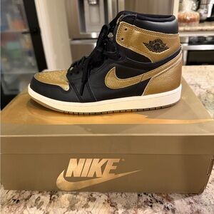 Nike Air Jordan 1 Retro High OG Box in Gold
